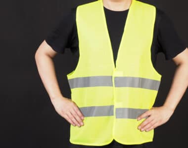 Ropa Laboral Reflectante Más que una Medida de Seguridad